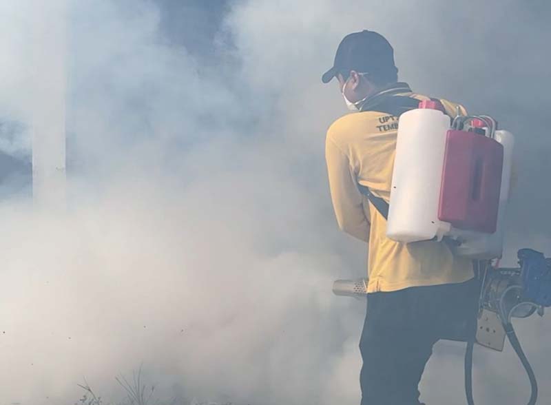 Diskes Indragiri Hilir bersama Puskesmas melakukan fogging dalam pencegahan DBD di Kecamatan Tembilahan Hulu, Rabu (21/5/2025).