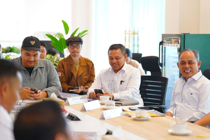 Bupati Inhil Herman bersama Gubri Abdul Wahid berkunjung ke kediaman Menpora RI Dito Ariotedjo dalam memperjuangkan fasilitas olahraga di Kabupaten Inhil, Rabu (21/5/2025).