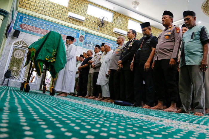 Almarhum Brigadir Dedi Handoko saat disalatkan di masjid dekat rumah dula di Kecamatan Lima Puluh, Pekanbaru, Kamis (22/5/2025).