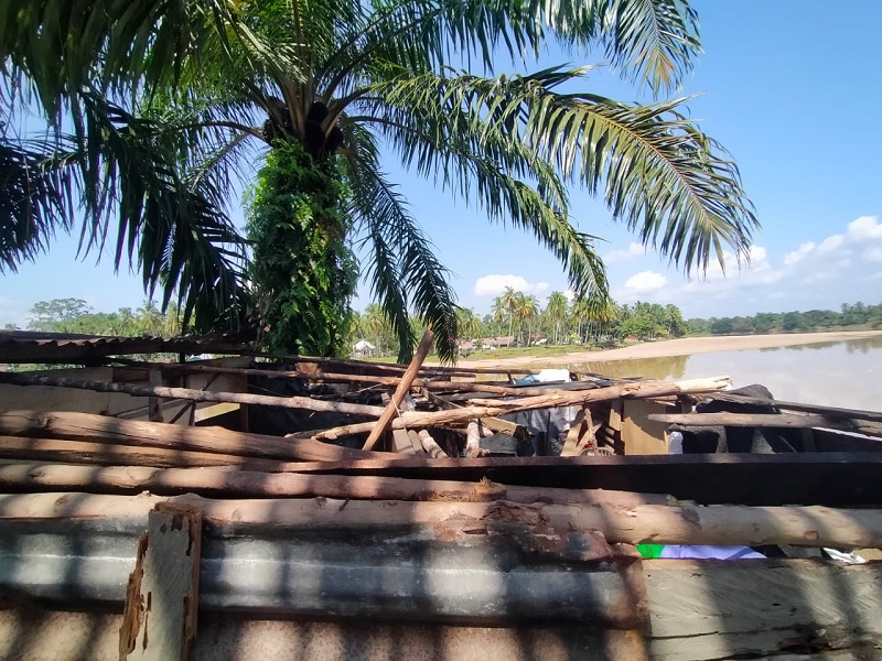 Rumah warga di Kecamatan Pangean mengalami rusak parah akibat terjangan angin puting beliung yang terjadi Rabu (21/5/2025) dini hari. Tidak ada korban jiwa dalam peristiwa ini.