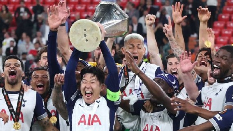 Son Heung-Min mengangkat trofi pertama Tottenham dalam 17 tahun.