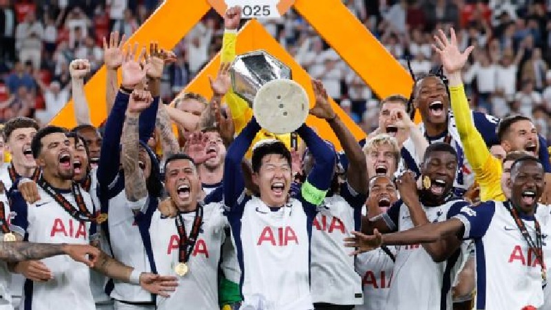 Pemain Tottenham Hotspur merayakan kemenangan setelah mengalahkan Manchester United untuk memenangkan Liga Europa.