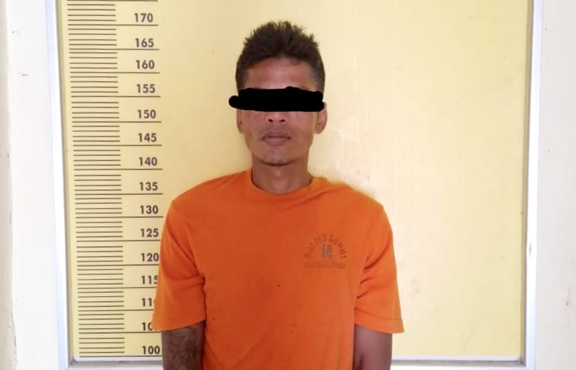 Tersangka SL yang diduga bandar narkotika jenis sabu saat diamankan di Polsek Bonai Darussalam, Rabu (21/5/2025) petang.