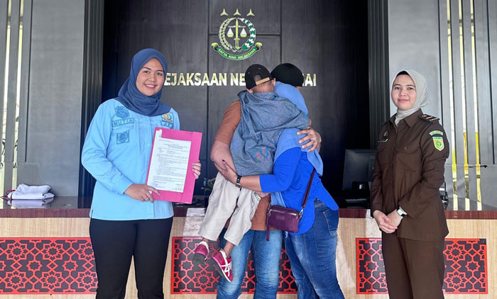 Hermanto memeluk anak istri usai dibebaskan dari Rutan Kelas Kelas IIB Dumai usia kasusnya diselesaikan lewat RJ, Kamis (22/5/2025).