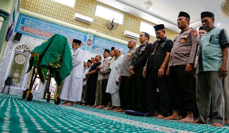 Jenazah Brigadir Dedi Handoko saat disalatkan di masjid dekat rumah duka Kecamatan Limapuluh, Pekanbaru, Kamis (22/5/2025).