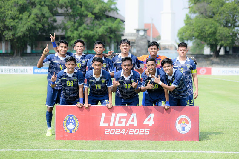 Pemain Pekanbaru FC foto bersama sebelum melawan Persika Karawang di Stadion Sriwedari Surakarta, Kamis (22/5/2025).