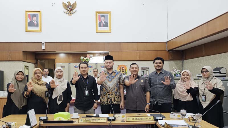 Anggota Komisi I DPRD Riau foto bersama mahasiswa Universitas Riau usai diskusi Penanganan Kekerasan di Lingkungan Perguruan Tinggi (PPKPT) di ruang Komisi I DPRD Riau, Rabu (21/5/2025).