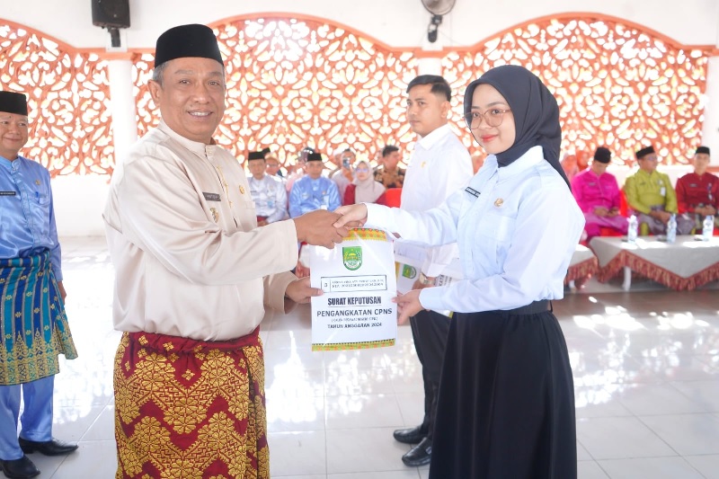 Bupati Rohul Anton ST MM menyerahkan secara simbolis 55 SK Pengangkatan CPNS Rohul Tahun 2024 di Pendopo Rumdis Bupati Rohul, Jumat (23/5/2025).
