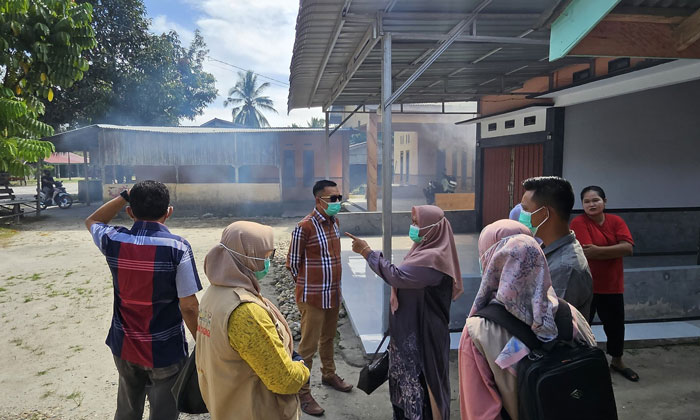 Petugas Dinas Kesehatan Kuansing bersama Camat Sentajo Raya Hevi H Antoni melakuian foging di lokasi yang ditemukan di Desa Beringin Jaya Kecamatan Sentajo Raya, Jumat (23/5/2025).