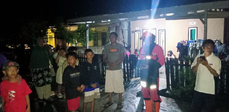 Sejumlah rumah warga mengalami kerusakan pada bagian dinding dan atap rumah setelah gempa bermagnitudo 6.3 mengguncang wilayah Kabupaten Seluma, Bengkulu, pada Jumat (23/5).