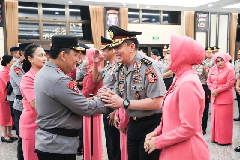 Sekjen DPD RI Komjen Pol Mohammad Iqbal saat bersalaman dengan Kapolri Jenderal Pol Listyo Sigit Prabowo usai upacara pelantikan Rupattama Polri, Jalan Trunojoyo, Kebayoran Barum Jakarta Selatan.