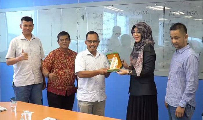 Kunjungan mahasiswa FKIP Universitas Pasir Pangaraian (UPP) ke Riau Pos, Jumat (23/5/2025).