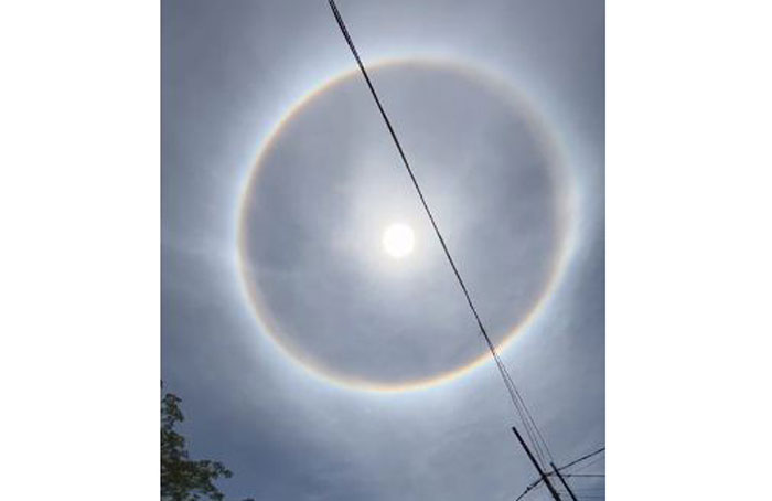 Fenomena halo cirrus matahari yang terjadi di Siak. Ini merupakan fenomena optik atmosfer yang berupa lingkaran cahaya mengelilingi matahari atau bulan.