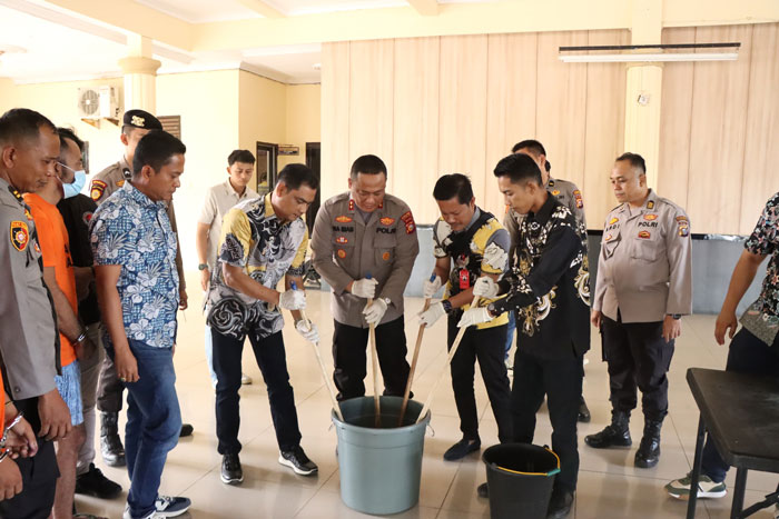 Kapolres Rohil AKBP Isa Imam Syahroni bersama sejumlah pihak saat melakukan pemusnahan barang bukti narkoba jenis sabu, Jumat (23/5/2025).