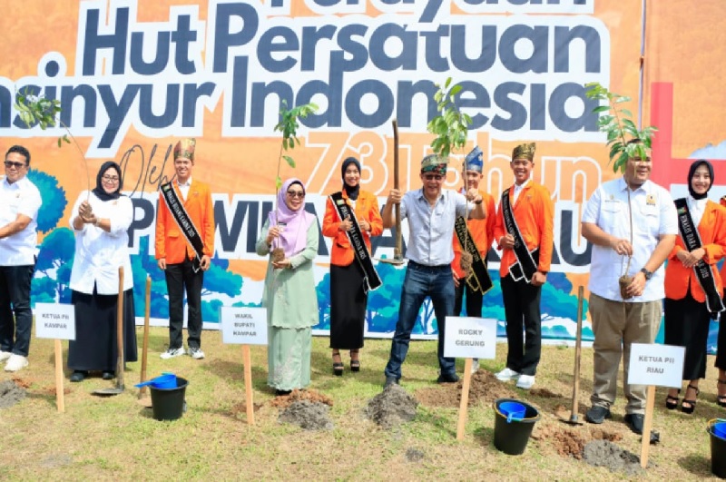 Wakil Bupati Kampar Drs Misharti menghadiri penanaman 730 bibit pohon  di lingkungan Kampus Politeknik Kampar, Bangkinang, Jumat (23/5/2025).