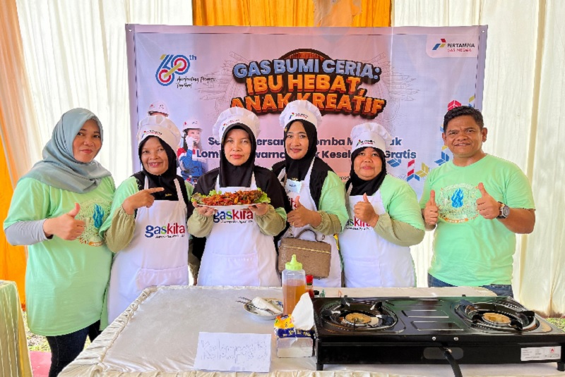 Area Head PGN Pekanbaru Charly (kanan) foto dengan peserta lomba memasak di Kabupaten Siak, Jumat (23/5/2025).