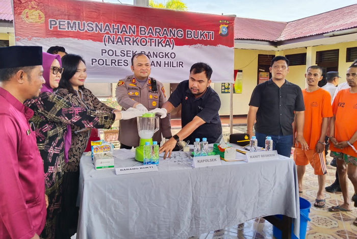 Kapolsek Bangko AKP Buyung Kardinal MH memimpin pemusnahan narkoba jenis sabu di selasar Mapolsek Bangko di Bagansiapiapi, Jumat (23/5/2025).
