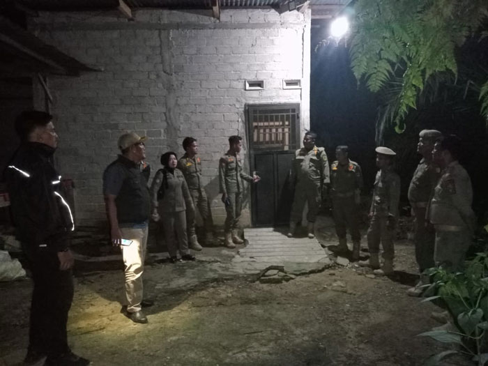 Personel Satpol PP Kuansing, Kamis (22/5/2025) dinihari melakukan patroli penertiban Pekat di Kecamatan Kuantan Tengah.