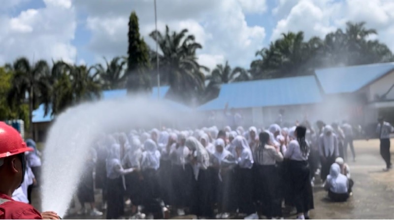 Kepala sekolah, guru dan ratusan pelajar SMPN 1 Lirik disiram mobil pemadam kebakaran milik PT Pertamina EP Lirik, Rabu (21/5/2025).
