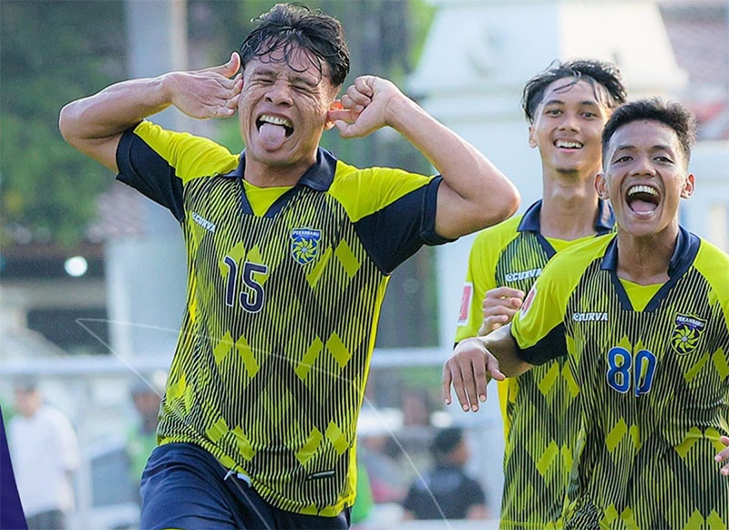 Pemain Pekanbaru FC Kiki Nurhadi (kiri) bersama rekannya Ilham Khalib (kanan) dan Enrico Delfiendra melakukan selebrasi usai mencetak gol ke gawang Sang Maestro dalam laga terakhir Grup B