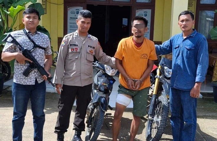 Pelaku saat diamankan Tim Polsek Kelayang, Jumat (23/5/2025).