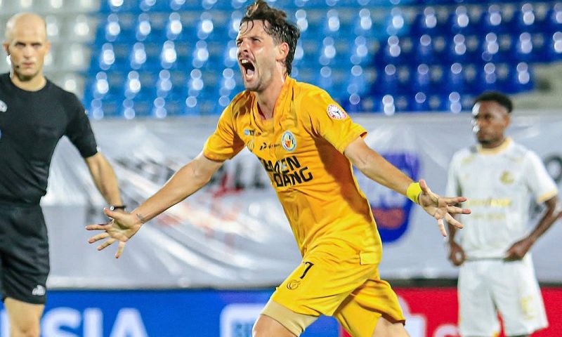 Filipe Chaby melakukan selebrasi usai mencetak gol pembuka Semen Padang saat mengalahkan Arema FC 2-0 pada pekan terakhir Liga 1 di Stadion Kanjuruhan, Malang, Sabtu (24/5/2025).