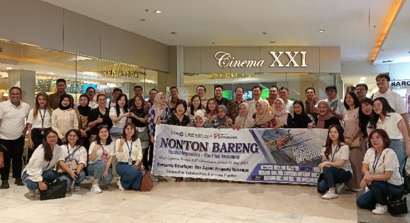 Jajaran Menajemen CCB Indonesia Cabang Pekanbaru foto bersama para developer dan agen properti di Pekanbaru usai nonton film di Cinema XXI Mal Ciputra Seraya Pekanbaru, Jumat (23/5/2025).