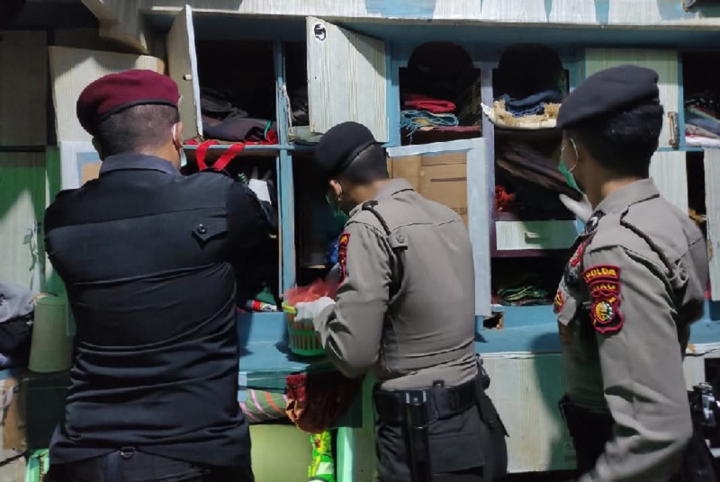 Personel Polresta Pekanbaru dan petugas lapas bersinergi melakukan razia dan penggeledahan di blok tahanan Lapas Kelas IIA Pekanbaru pada Jumat (23/5/2025).