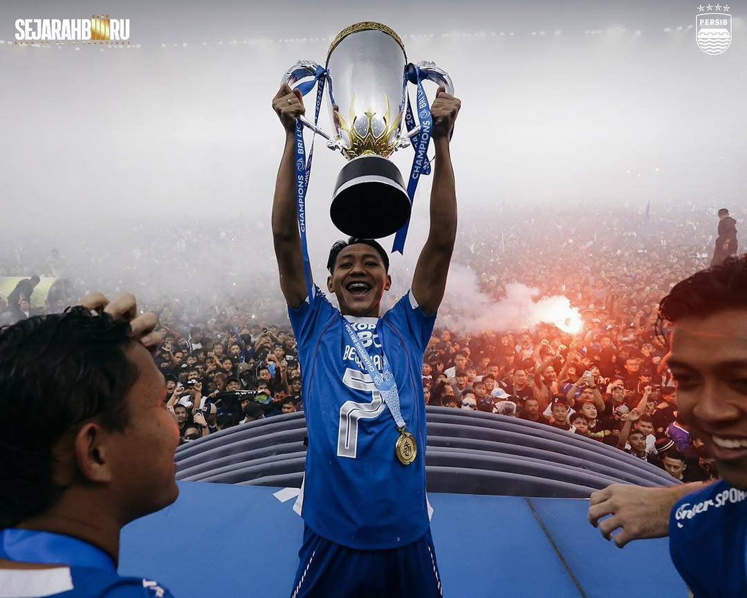 Pemain Persib Bandung Beckham Putra mengangkat trofi Juara Liga Indonesia 2024/2025 di Stadion Gelora Bandung Lautan Api (GBLA) Kota Bandung, Sabtu (24/5/2025).