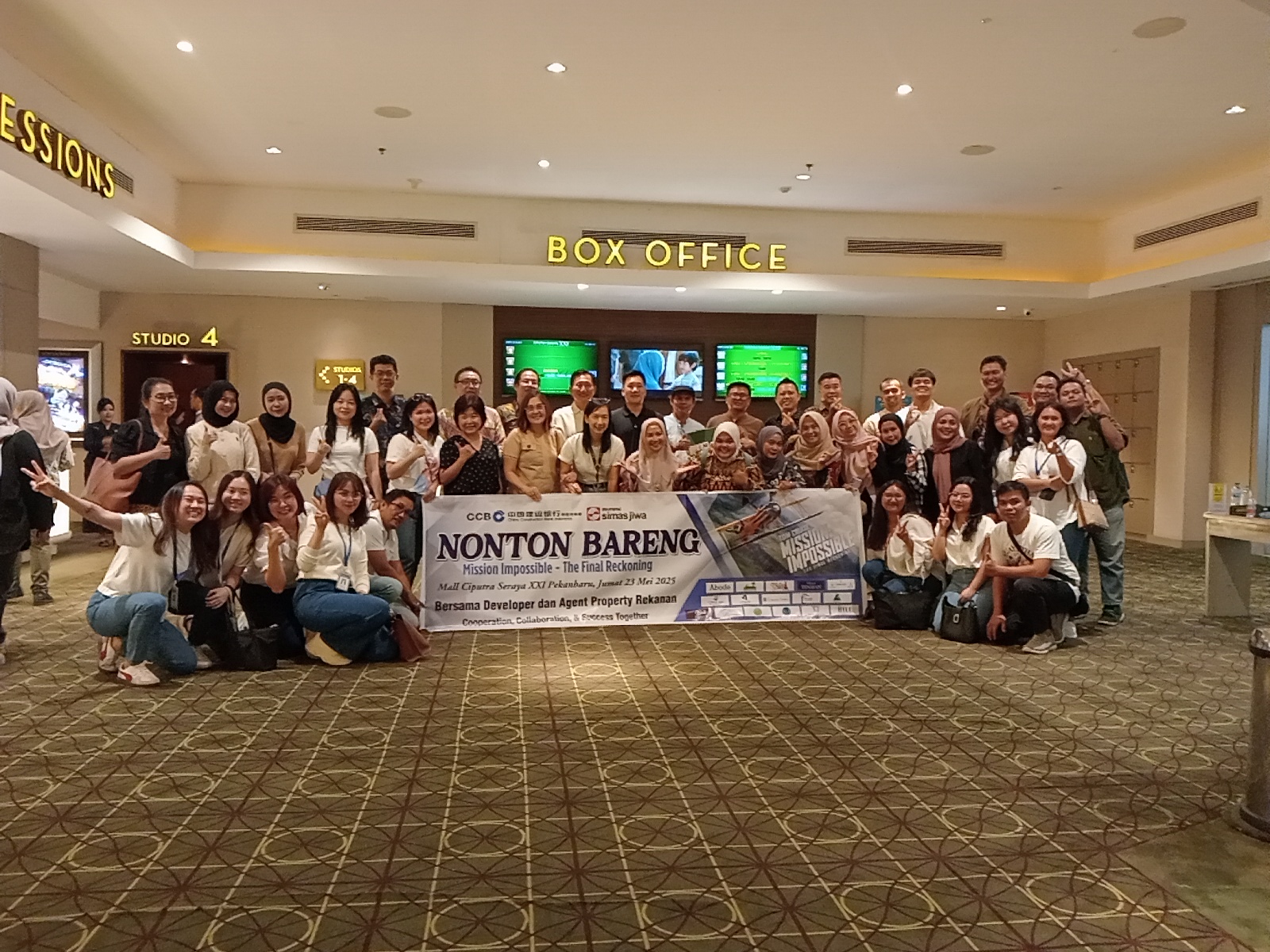 Jajaran Menajemen CCB Indonesia Cabang Pekanbaru foto bersama para developer dan agent property di Pekanbaru usai nonton film di Cinema XXI Mal Ciputra Seraya