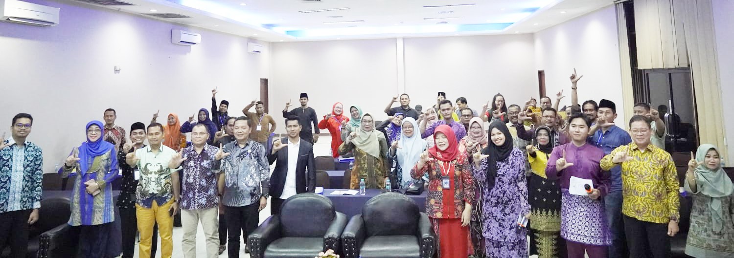 Para pemangku kepentingan dan maestro foto bersama saat pembukaan Rapat Koordinasi Antarpemangku Kepentingan Revitalisasi Bahasa Melayu di Pekanbaru, Senin (19/5/2025).
