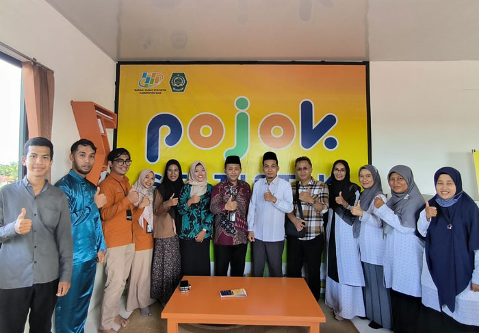 Kepala BPS Siak Nugroho Imam Darodjat SST MSi (5 kanan) foto bersama Ketua Yayasan Dr M.Hatta, M.Pd (6 kanan) usai peluncuran Pojok Statistik di Kampus STAI Susha Kecamatan Mempura, Kabupaten Siak