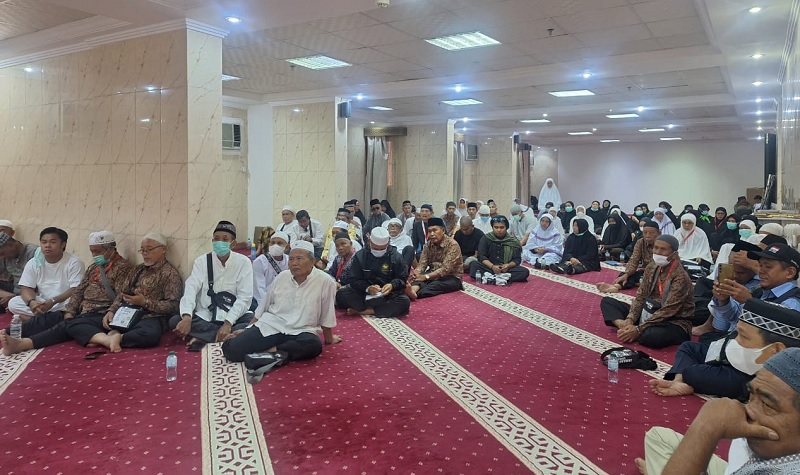 JCH Kuansing mengikuti bimbingan ilmu manasik haji di Musala Hotel 107 Makkah, Ahad (25/5/2025).