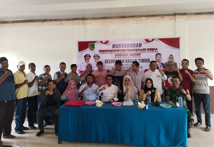 Wabup Rohil Jhony Charles BBA MBA, Plt Camat Aspri Mulya SSTP MSi, Lurah Bagan Timur Azlina SIP MM dan warga yang mengikuti musyawarah pembentukan koperasi merah putih Kelurahan Bagan Timur