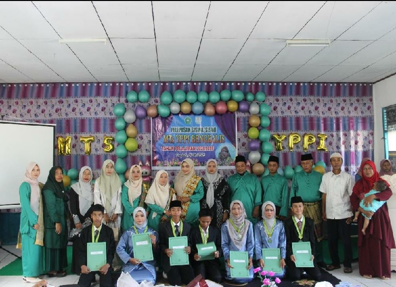Pelepasan siswa Kelas IX MTs YPPI Bengkalis jadi momen mengharukan dan menandai berakhirnya perjalanan pendidikan mereka selama hampir tiga tahun di madrasah, Sabtu (24/5/2025