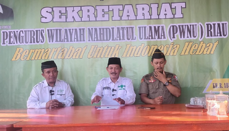 Ketua PWNU Riau KH R Abdul Khalim Mahali (tengah), didampingi Ketua Panitia Pelantikan Griven H Putera dan Komandan Banser Pekanbaru Isnan Abdillah, memberikan keterangan pers pada Ahad (25/5/2025).