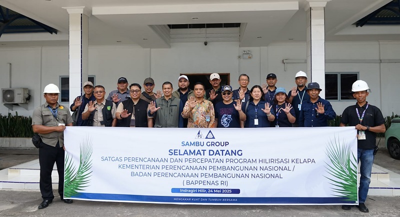 Kunjungan Ketua Satgas Perencanaan dan Percepatan Hilirisasi Kelapa dari Bappenas RI, Sukmo Harsono dam jajaran di  PT Pulau Sambu Guntung, Kateman, Inhil, Riau, Sabtu (24/5/2025).