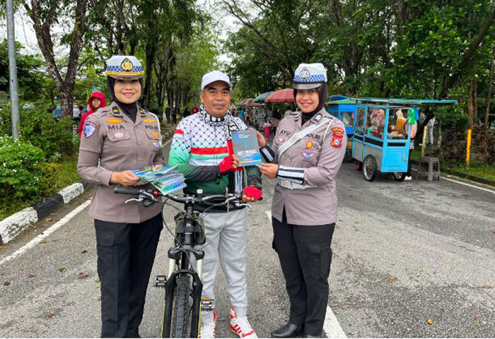 Personil Satlantas Polres Inhil, saat sosialisasi Riau Bhayangkara Run 2025 saat Car Free Day (CFD) di Jalan Akasia, Ahad (25/5/2025).