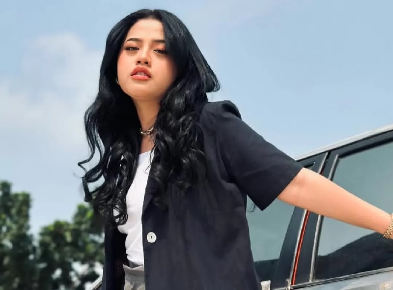 Shabrina Leanor menjelaskan hubungan asmaranya dengan Fajar Noor yang telah terjalin sejak awal Indonesian Idol 2025.