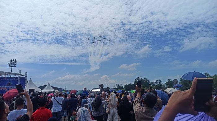 8 pesawat KT-1B Wong Bee dari Jupiter Aerobatic Team (JAT) saat menampilkan aksi spektakuler dalam acara Roesmin Nurjadin Open Base 2025 Lanud Roesmin Nurjadin Pekanbaru, Ahad (25/5/2025).