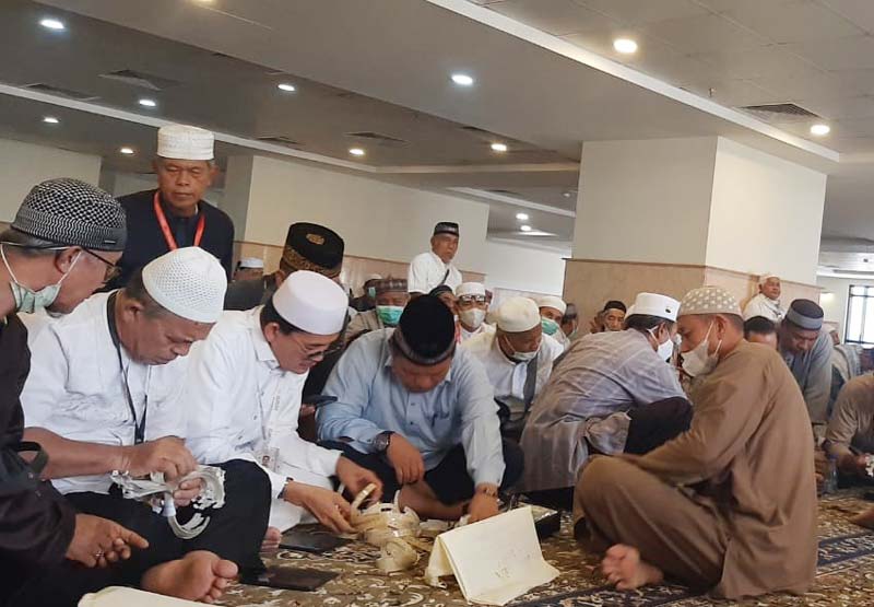 Petugas memilah-milah gelang tanda masuk Armuzna dari syarikah untuk dibagikan kepada jemaah, Ahad (25/5/2025).