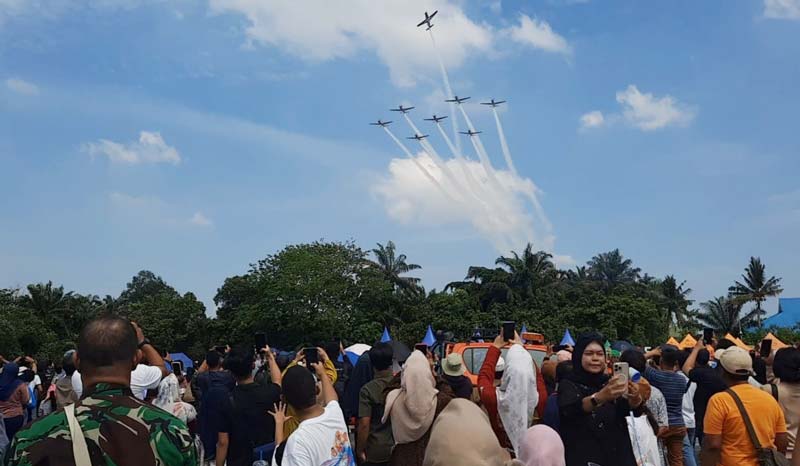 Masyarakat Pekanbaru menyaksikan pesawat KT-1B Wong Bee dari Jupiter Aerobatic Team saat menampilkan aksi spektakuler dalam acara Roesmin Nurjadin Open Base 2025