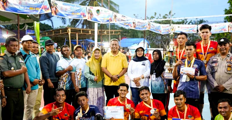 Bupati Rohul Anton ST MM didampingi anggota DPRD Rohul Neni Wahyuni foto bersama usai menyerahkan piala pemenang turnamen semi open bola voli Baja Cup IV