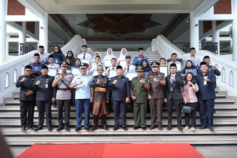 Wabup Siak Husni Merza foto bersama forkopimda dan pihak sekolah yang tergabung dalam Program Kandidat Sekolah Rujukan Google (KSRG)