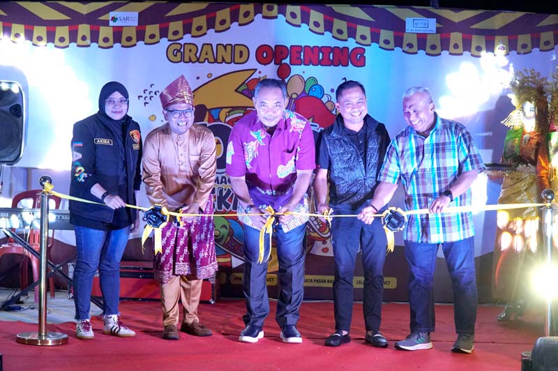 Asisten II Setko Pekanbaru Ingot Ahmad Hutasuhut (tengah) bersama tamu undangan menggunting pita tanda diresmikannya Dermaga Pasar Rakyat (DPR) Pekanbaru yang berlokasi di tepian Sungai Siak.