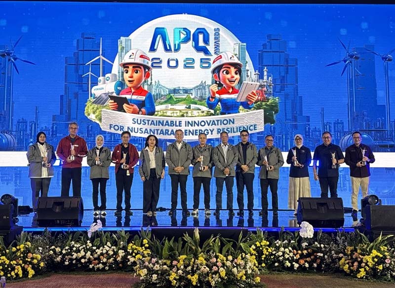 Direktur Utama PHR Regional 1 Sumatera Ruby Mulyawan (dua kiri) foto bersama dengan penerima piala APQ Awards 2025 di Jakarta, Kamis (22/5/2025).