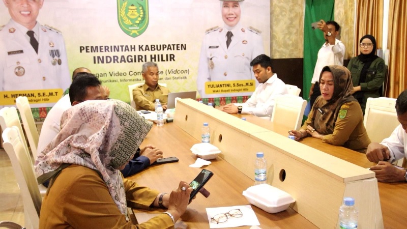 Asisten II Setda Inhil Junaidi Ismail bersama Forkopimda dan beberapa OPD ikut rakor pengendalian inflasi secara virtual di Ruang Bilik Diskominfo Pers Inhil yang dipimpin Mendagri, Tito Karnavian,