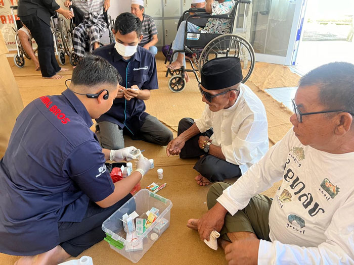Tim RS Awal Bros Pekanbaru melakukan pemeriksaan gratis kepada lansia yang berapa di  Panti Werdha Khusnul Khotimah Pekanbaru.