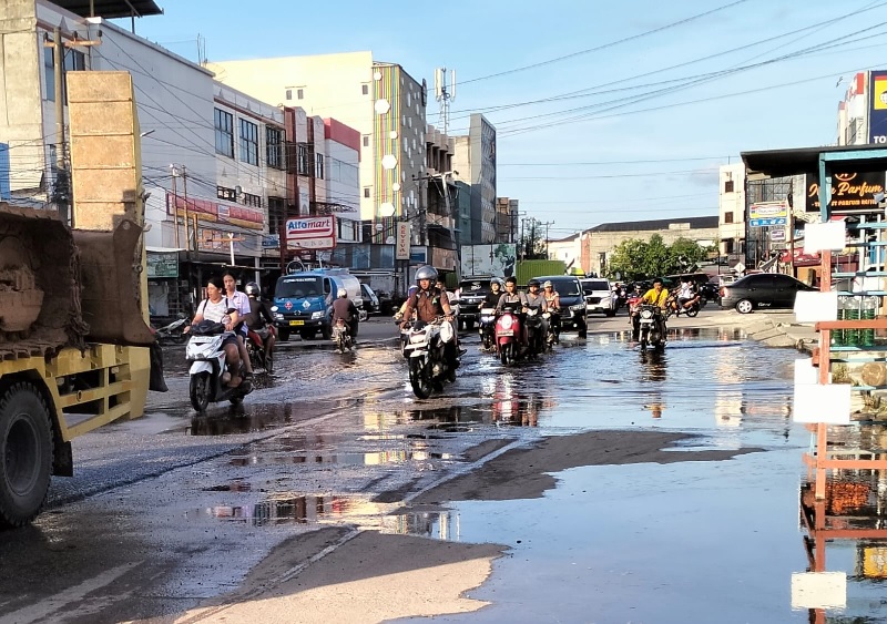 Jalan Sultan Hasanuddin, Kelurahan Rimba Sekampung, Kecamatan Dumai Kota terendam banjir rob, Senin (26/5/2025) sekitar pukul 17.00 WIB.