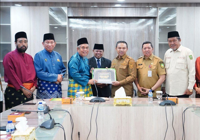 Gubri Abdul Wahid saat menerima kunjungan pengurus LAMR di Kantor Gubernur Riau membahas Daerah Riau Istimewa, Senin (26/5/2025).